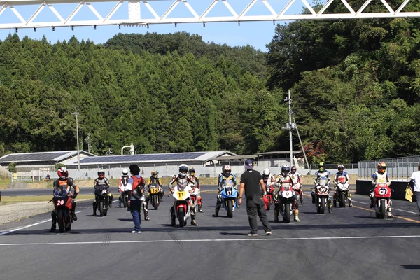 スタート位置に整列するライダーたち
