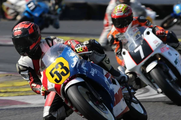 コーナーを走るミニバイクの接近戦
