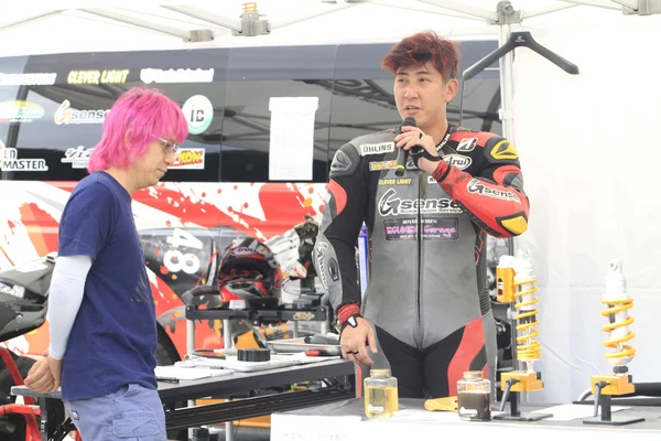 テント前でマイクを持つライダー