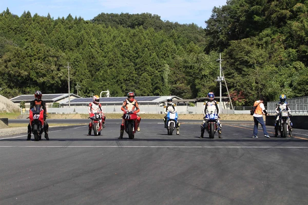 スタートラインに横一列で並ぶライダー