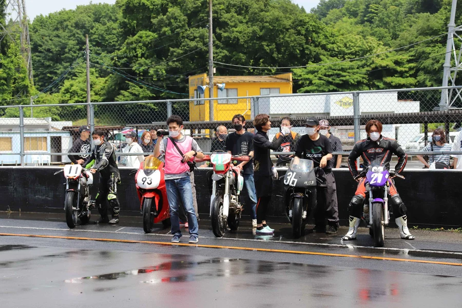 ピット前に並ぶ参加者とミニバイク