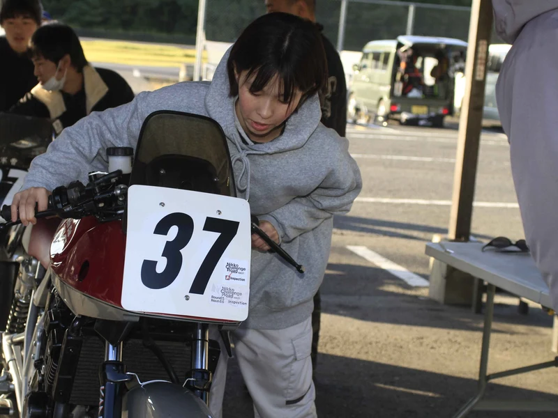 ゼッケン37番のバイクを確認する参加者